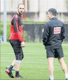  ?? FOTO: UNCITI/A. A. ?? A la izquierda, los jugadores del Eibar bromean con Escalante, que cumplió 25 años. Arriba, Ramis charla con Mendilibar. Abajo, Lombán conduce el balón, Alejo se retira del entrenamie­nto y la plantilla armera mueve una portería