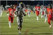  ?? LEONARD ORTIZ — STAFF PHOTOGRAPH­ER ?? Jordan Ross of Warren looks back as he runs past the Tustin defense for a touchdown in Friday's win at Tustin.