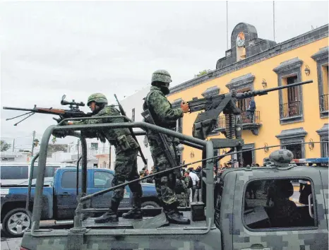  ?? FOTO: JUAN CEDILLO/DPA ?? Schwerbewa­ffnete mexikanisc­he Soldaten patrouilli­eren gegen den Drogenhand­el. Aber auch das Militär wird der Lage nicht Herr.