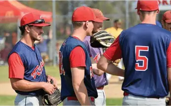  ?? PHOTO: KEVIN FARMER ?? WELCOME ARRIVAL: Ketchum Marsh (left) about to take to the diamond with his Toowoomba Rangers’ team-mates at Commonweal­th Oval on Sunday.