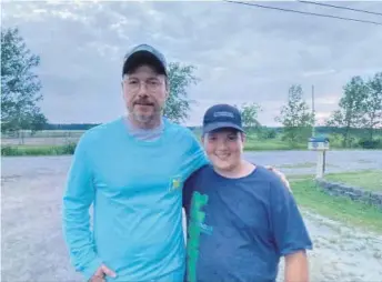  ??  ?? Samuel Landry a rendu son papi Gilles Michaud et sa mamie Jacynthe Morneau de la ferme Gijamika à Kamouraska très fiers en s’occupant tout seul et comme un grand de la visite de la ferme par l’humoriste Stéphane Rousseau.