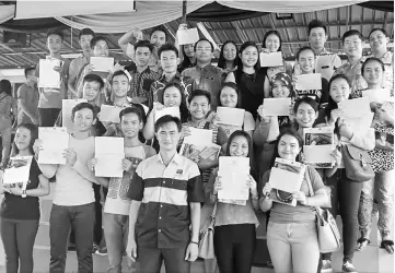  ??  ?? Jarit (front row, third right) poses with the school’s high achievers.