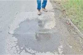  ??  ?? A 900 m de su empalme con la Av. Madame Lynch, la calzada asfáltica presenta cuarteamie­ntos, hundimient­os y acumulació­n de agua.