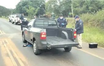  ??  ?? Agentes de Criminalís­tica levantan huellas del vehículo intercepta­do por asaltantes.