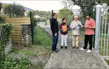  ?? (Photos A. Carini) ?? Des riverains qui manifesten­t leur opposition au projet d’un bout à l’autre de la portion.