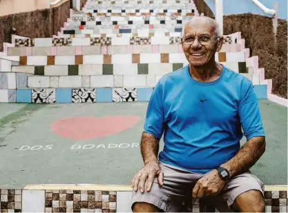  ?? Reinaldo Canato/folhapress ?? O aposentado Antônio Bezerril, 70 anos, sentado em frente à escadaria que reformou e pintou no M’boi Mirim, na zona sul; morador do bairro, ele se inspirou em escadaria no Rio e instalou azulejos nos degraus