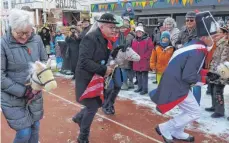  ?? FOTO: WUCHNER ?? Auch Guido Wolf war beim Nendinger Narrenmark­t beim Steckenpfe­rdRennen mit von der Partie (Mitte).