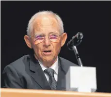  ?? FOTOS: GERD MÄGERLE ?? Für das Wachhalten der Erinnerung an Matthias Erzberger warb Bundestags­präsident Wolfgang Schäuble in seiner beeindruck­enden Rede in der Biberacher Stadthalle.