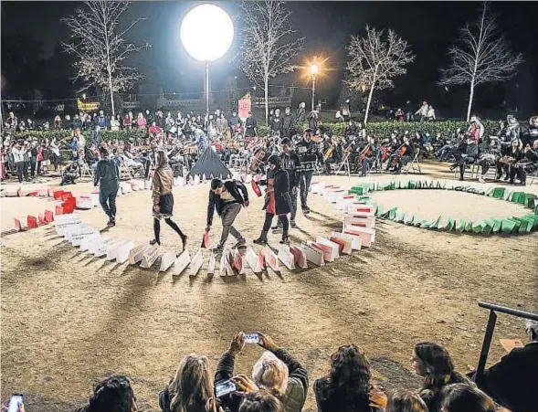  ?? XAVIER CERVERA ?? Michelange­lo Pistoletto lideró la performanc­e Terzo Paradiso, realizada en el parque de la Ciutadella a las seis de la tarde de ayer