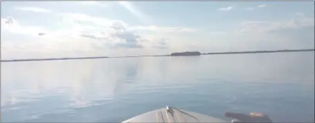  ??  ?? Un mar de agua rodea ahora a la Isla Pombéro, que se ve en el fondo, hacia el centro, con la vegetación más elevada.