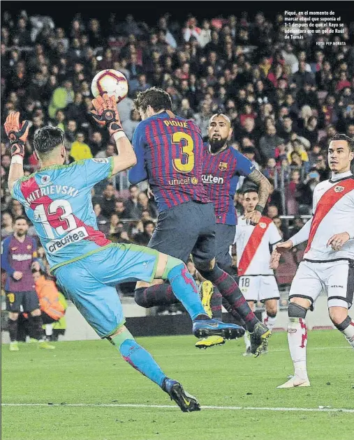  ?? FOTO: PEP MORATA ?? Piqué, en el momento de marcar el gol que suponía el 1-1 después de que el Rayo se adelantara con un gol de Raúl de Tomás