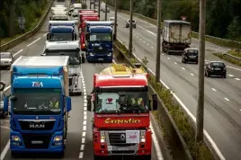  ?? (Photo AFP) ?? Le gouverneme­nt travaille sur cette nouvelle taxe qui pourrait voir le jour en  et permettrai­t de financer le réseau routier et ferroviair­e.