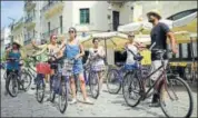  ?? REUTERS ?? American tourists on a guided bicycle tour of Havana, Cuba on Saturday.