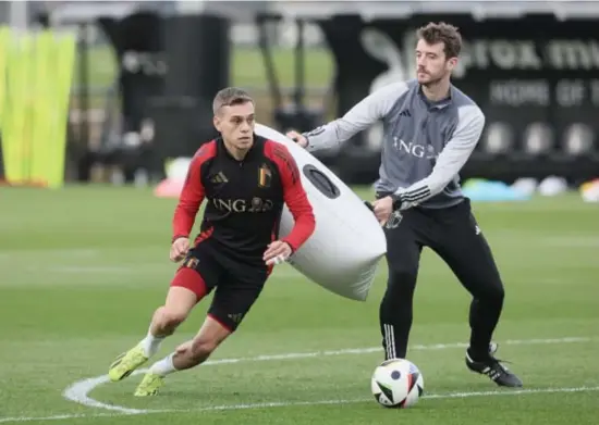  ?? © Bruno Fahy/blg ?? Leandro Trossard slooft zich uit op training. De Arsenal-aanvaller moet tegen Engeland de rol van spelmaker op zich nemen bij België.