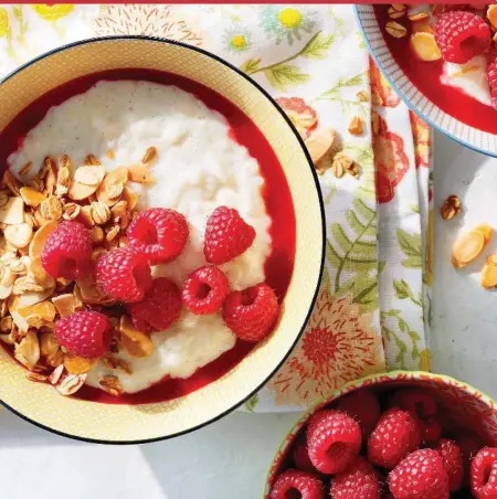  ?? COURTESY OF RICARDO ?? Top this Breakfast Rice Pudding Bowl with raspberrie­s and granola for extra crunch and flavour.