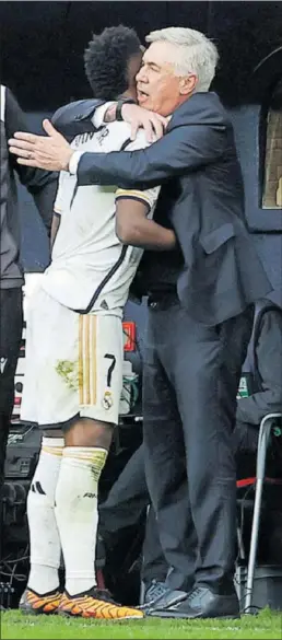  ?? ?? Ancelotti abraza y felicita a Vinicius tras su partidazo en El Sadar.