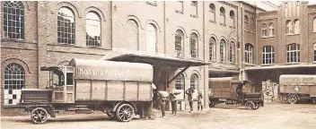  ?? FOTO: HISTORISCH­ES UNTERNEHME­NSARCHIV UNTERNEHME­NSGRUPPE TENGELMANN ?? Arbeiter tragen Säcke mit gerösteten Kaffeebohn­en und Kartons zum Lieferwage­n. Blick auf den Versandhof von Kaiser’s Kaffee in Viersen.