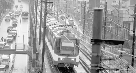  ?? PHOTOGRAPH BY ANALY LABOR FOR THE DAILY TRIBUNE@tribunephl_ana ?? AFTER thorough maintenanc­e check, the MRT-3 was back in operation Saturday morning following the Intensity 4 earthquake that hit the Metro Manila area.