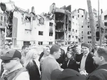  ?? IRPIN MAYOR’S OFFICE ?? Canadian Prime Minister Justin Trudeau, second from right, sees the damage Sunday in Irpin, Ukraine.