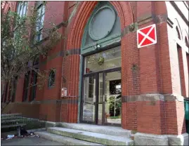  ?? JULIA MALAKIE — LOWELL SUN ?? Smith Baker Center on Merrimack Street in Lowell, seen here on Aug. 25, 2021, is now marked by the Lowell Fire Department as unsafe to go inside.