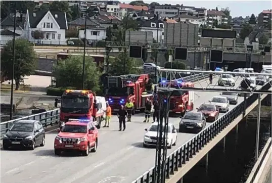  ?? FOTO: HENRIK IHME ?? Det sto mange utryknings­kjøretøyer på Oddernesbr­oa etter ulykken i juli i fjor. Ulykkesbil­en er hvit, skjult bak bergingsbi­len.
