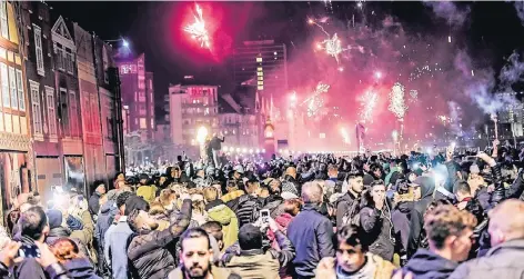  ??  ?? Das Böller-Verbotsgeb­iet war gut erkennbar: Viele Knaller-Freunde wichen auf das Mannesmann-Ufer und den Apollo-Platz aus.