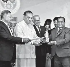  ??  ?? Alutec Pantry (Pvt.) Ltd Managing Director Anil de Silva receiving the 2017 Massco Gold award from Sri Lankan Socialist Republics Speaker Karu Jayasuriya
