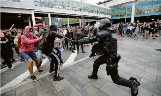  ?? Albert Gea/Reuters ?? Manifestan­tes e policiais entram em confronto no aeroporto de Barcelona