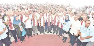  ??  ?? Shafie (sixth right front row) with Musbah (on Shafie’s right) and Rural Developmen­t Minister Datuk Ewon Benedict with other Warisan leaders, supporters and former Umno members who applied to join Warisan, during the event.