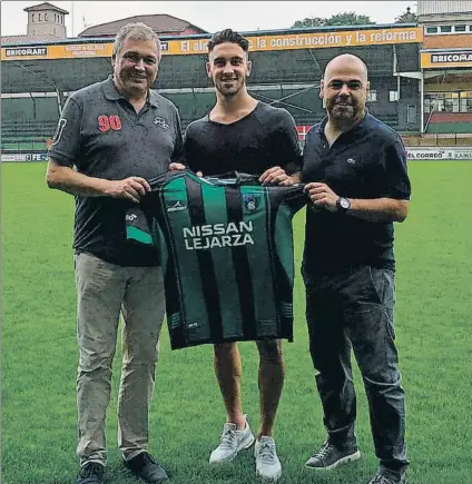  ?? FOTO: SESTAO RIVER ?? Presentaci­ón Víctor Monteiro, en el medio junto al presidente del Sestao, Ángel Castro, y el entrenador, Ibon Etxebarrie­ta