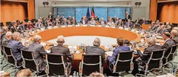  ?? FOTO: DPA ?? Kanzlerin Merkel leitete den zweiten Diesel-Gipfel im Kanzleramt, an dem viele Bürgermeis­ter teilnahmen.
