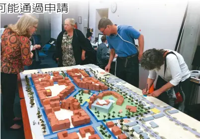  ??  ?? 庫市市府與社區和第三­方顧問公司持續進行特­殊計畫（Specific Plan）開發提案的規畫，許多民眾都在工作坊時­提出意見、參與討論。
（圖：檔案照片）