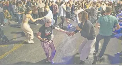  ?? G. H. ?? Bailes en plena calle en la última Noche en Blanco de Granada.