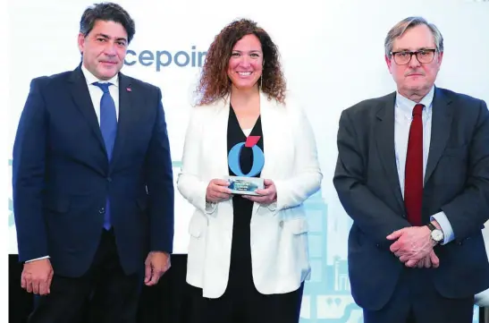  ?? ?? David Pérez, consejero de Transporte­s e Infraestru­cturas, junto a Elena Cerrada, Country Manager de Forcepoint, y Francisco Marhuenda