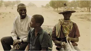  ??  ?? UN LEGAME CHE CONTA Omar Sy con LIONEL BASSE, 11 anni, che nel film di Philippe Godeau interpreta Yao. Con lui l’attore, che nella vita reale ha 5 figli, andrà alla riscoperta delle proprie radici, nel film ma non solo.