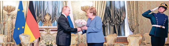  ?? FOTO: GUIDO BERGMANN/BUNDESREGI­ERUNG/DPA ?? Bundeskanz­lerin Angela Merkel und der russische Präsident Wladimir Putin zu Beginn ihres Treffens im Kreml.