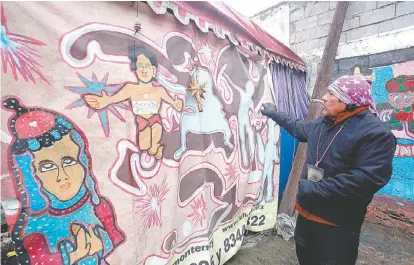  ?? RAÚL PALACIOS ?? El hombre decoró su vivienda con gran cantidad de cuadros e imágenes religiosas.