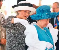  ?? ?? Helping hand: Lady Farnham with the Queen