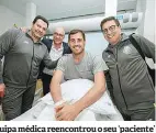  ??  ?? APOIO. Plantel envergou camisola 1 de Casillas e a equipa médica reencontro­u o seu ‘paciente’