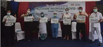  ?? - Bernama photo ?? The healthcare personnel who received the Pfizer-BioNTech Covid-19 vaccine at the launch of the Labuan Covid-19 Immunisati­on Programme yesterday.