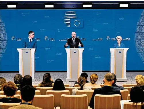  ?? ?? Spaniens Premier Pedro Sanchez (li.), EU-Ratspräsid­ent Charles Michel und Kommission­spräsident­in Ursula von der Leyen