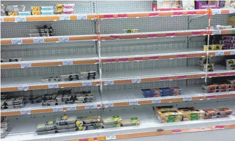  ?? FOTO: SEBASTIAN BORGER ?? Eingeschrä­nkte Vielfalt: Die Briten erleben seit Wochen vielerorts Engpässe in den Supermärkt­en.