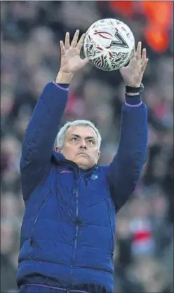  ??  ?? Mourinho, durante un partido del Tottenham de esta temporada.