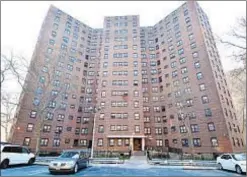  ??  ?? To retool NYCHA and keep agency out of receiversh­ip, Mayor de Blasio proposes developers maintain apartments and buy air rights in new plan to replace one nixed by Federal Judge William Pauley (below r.).