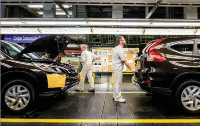  ?? TORONTO STAR FILE PHOTO ?? Honda employees work on the assembly line at the automaker’s plant in Alliston. Production in the manufactur­ing sector gained 1.4 per cent in November. Other sectors that helped boost growth for the month included the mining, quarrying, and oil and gas...