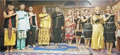  ??  ?? PELAJAR PSS turut membuat persembaha­n Malam Silang Budaya bersama penduduk Kampung Sg Atas.