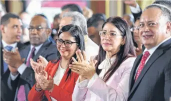  ?? NA ?? La excancille­r Delcy Rodríguez (de rojo) fue elegida para presidir la Constituye­nte.