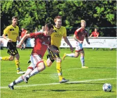  ?? SZ-FOTO: MAS ?? Dettingen (rot) verliert mit 2:3 gegen die SG Ersingen.