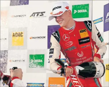  ??  ?? CHAMPÁN. Mick Schumacher celebrando su título en Hockenheim, el primero que logra con monoplazas.