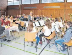  ?? SZ-FOTO: SOMM ?? 60 Senioren nahmen am Schmiechen­er Adventsnac­hmittag mit Unterhaltu­ngsprogram­m teil.